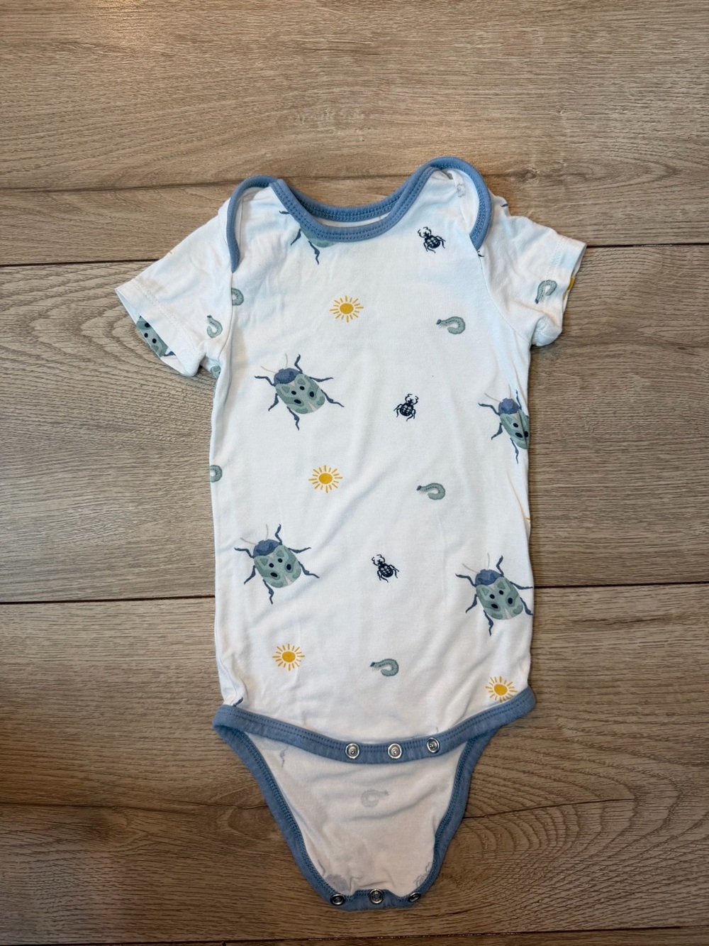 Kyte BABY Short sleeve Onesie  with Blue Trim Bug Print 3-6m
